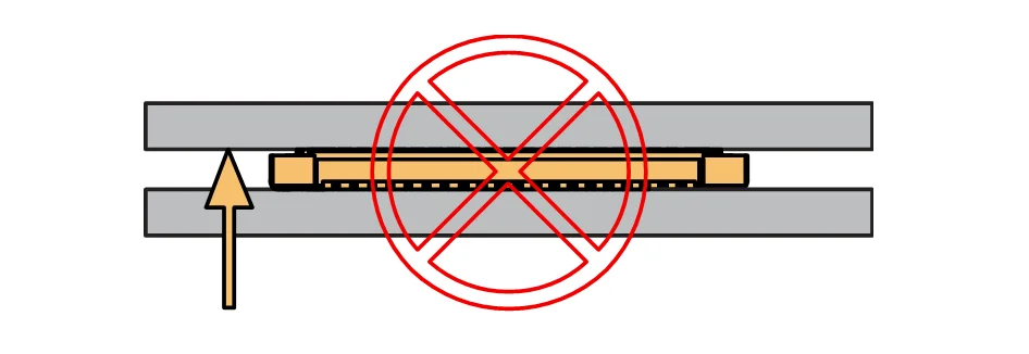 Wrong way: Applying uneven forces to detach the header from the socket